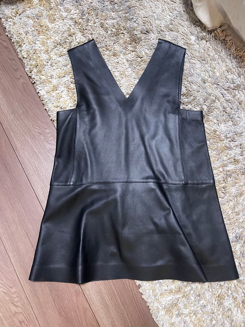 BACCA ブラックレザーVネックノースリーブベスト