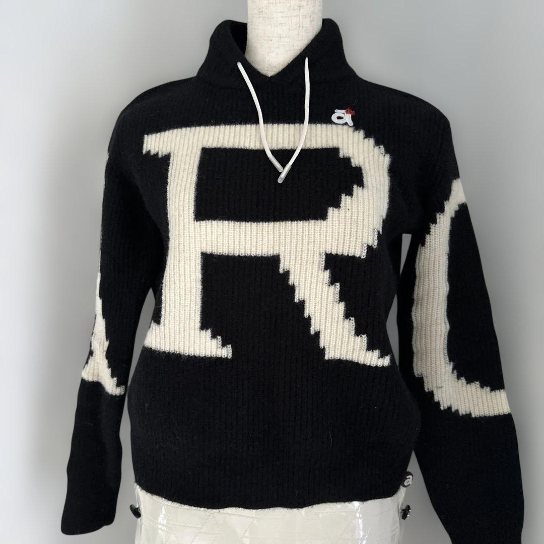 フード付きクロップドセーター 黒と白