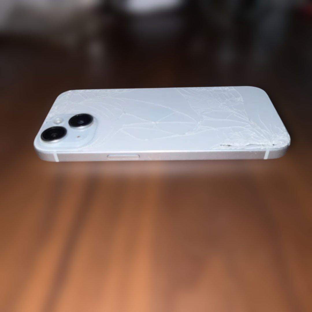 iPhone 15 256GB ホワイトSIMフリー｜背面割れ有（基盤一部露出）