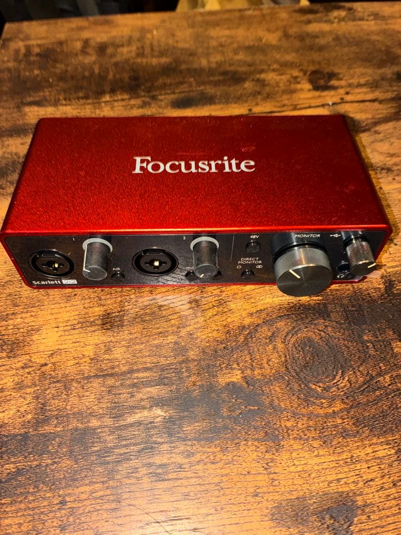 Focusrite Scarlett 2i2 赤