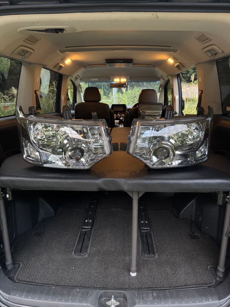 デリカ　D5 純正ヘッドライト　バラスト付き。 未使用。新車外し。