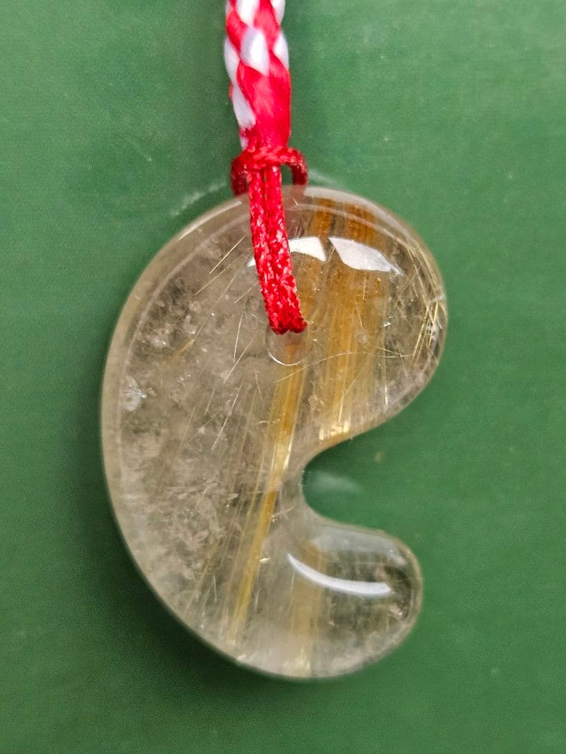 ゴールデン ルチル Q 勾玉