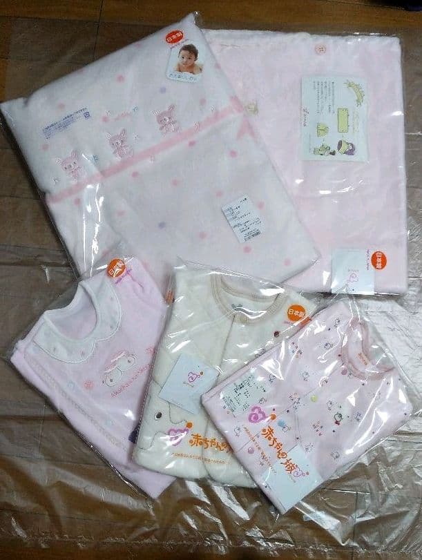 赤ちゃんの城服+用品5点とおまけ【新品未使用/送料込み】