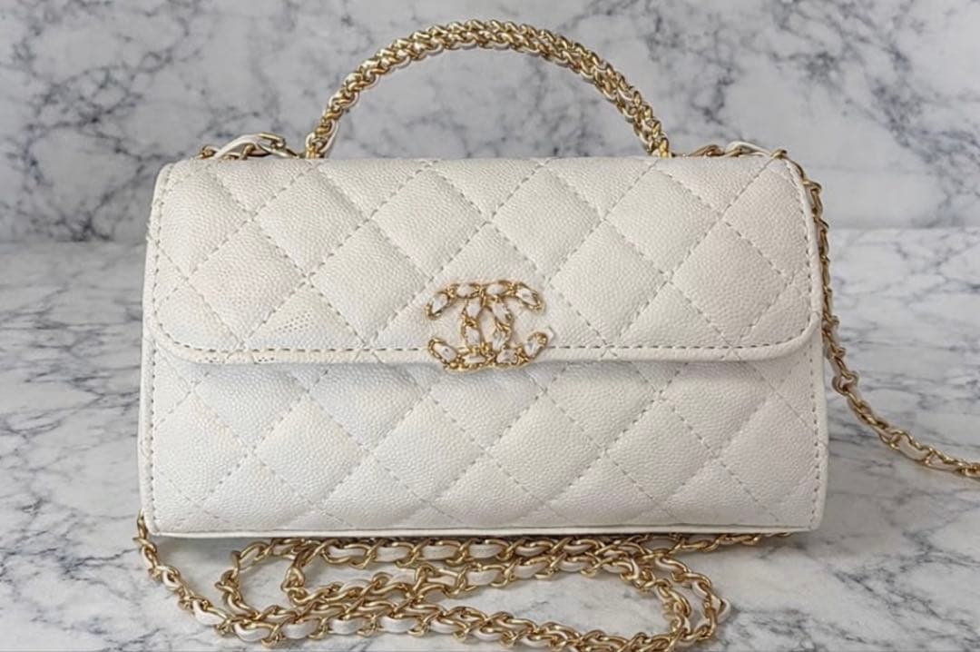シャネル キルティング チェーンショルダーバッグ　ホワイト✖️ゴールドノベルティ