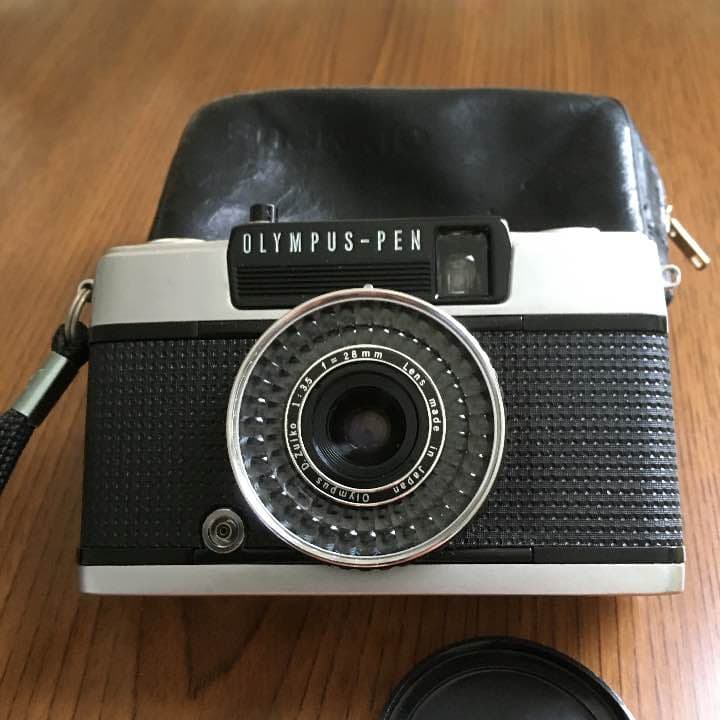 OLYMPUS PEN EE_3です。皮のケースが付いています。フィルム式です。