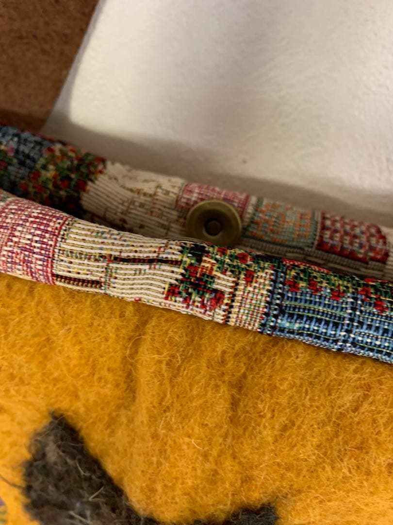 猫さんとお花畑　羊毛フェルト生地のバッグ