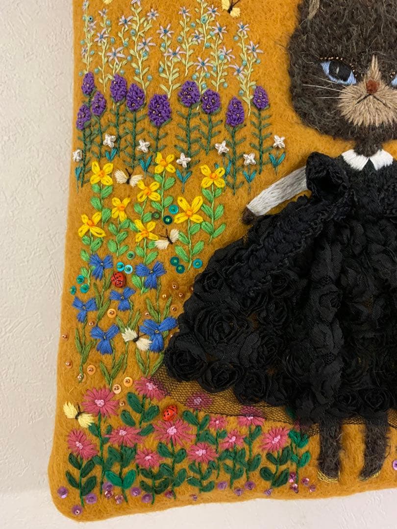 猫さんとお花畑　羊毛フェルト生地のバッグ