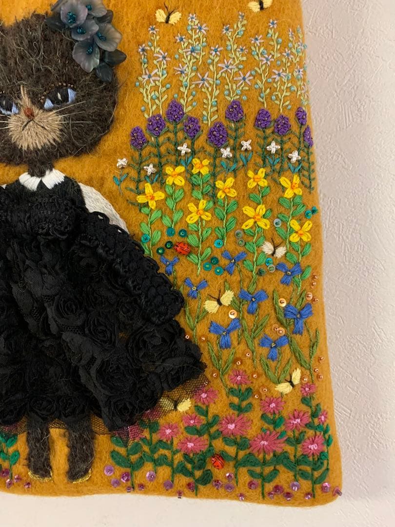 猫さんとお花畑　羊毛フェルト生地のバッグ