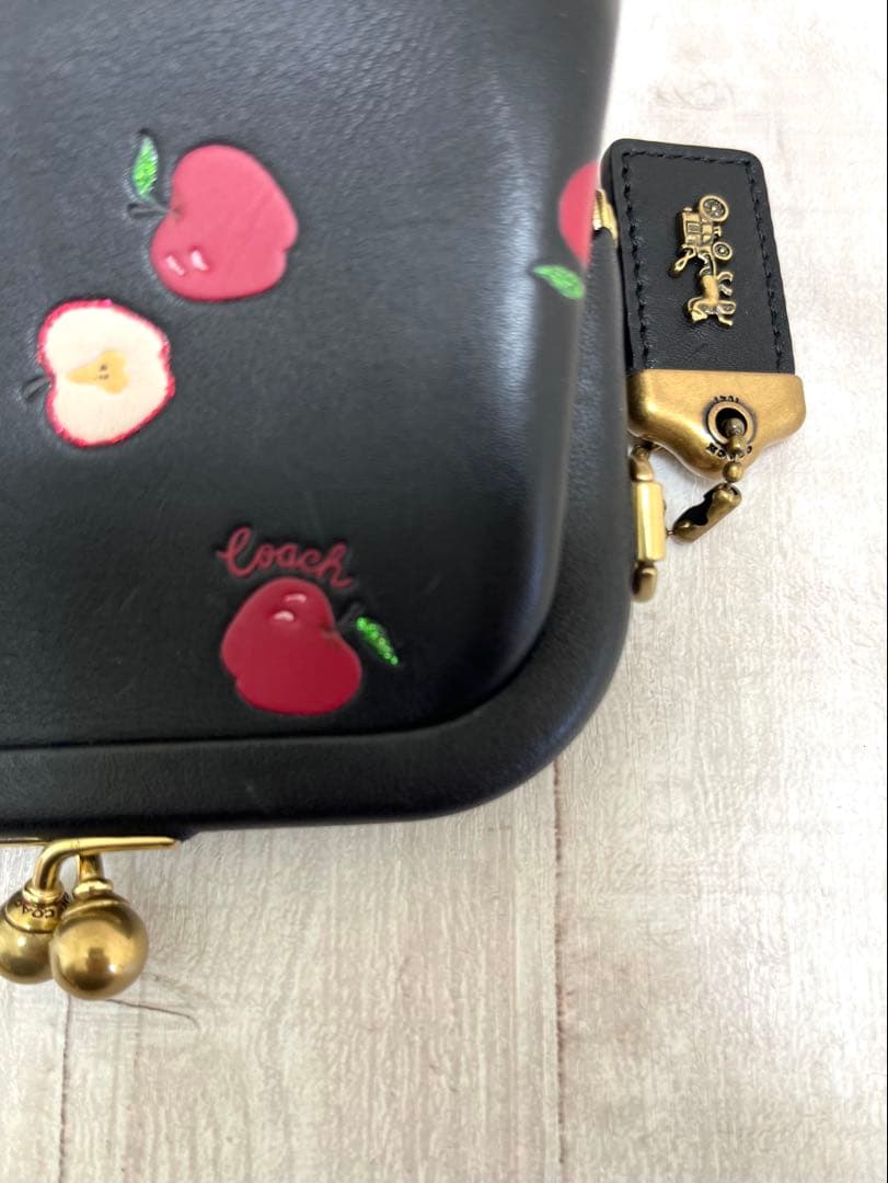 【美品】coachりんご柄　コーチCOACH がま口 財布　キスロック