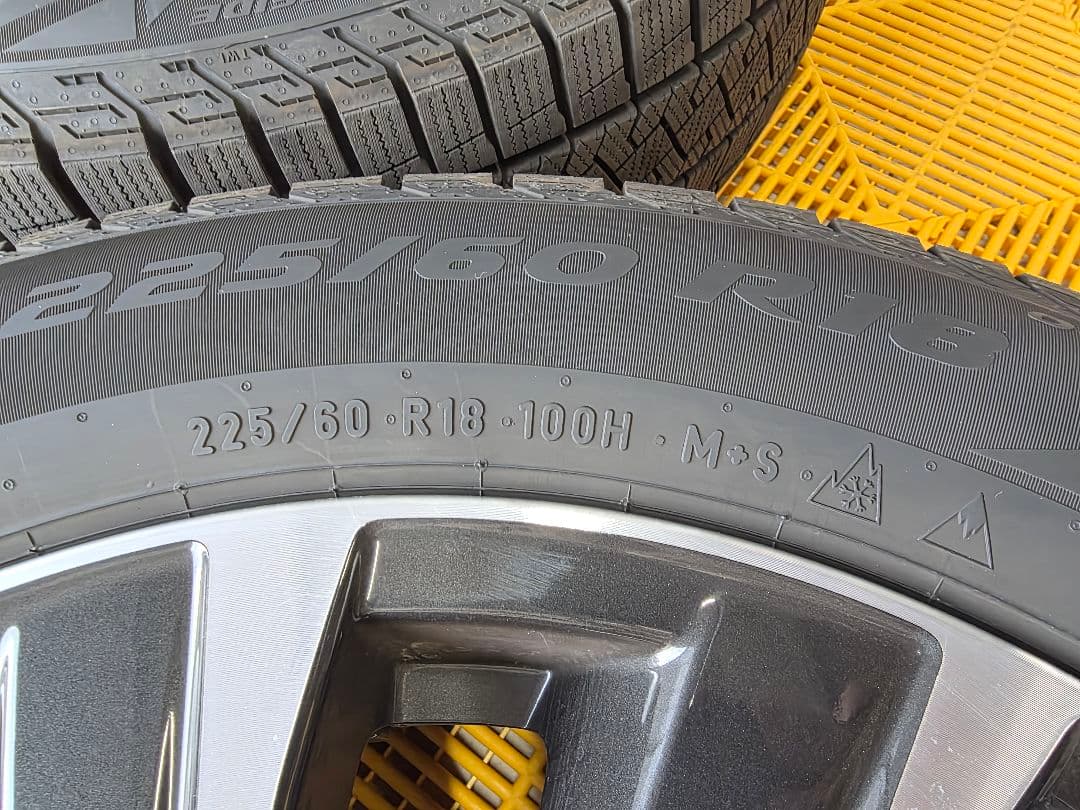 【ピグレット出品】スタッドレスタイヤ225/60R18 ホイールセット