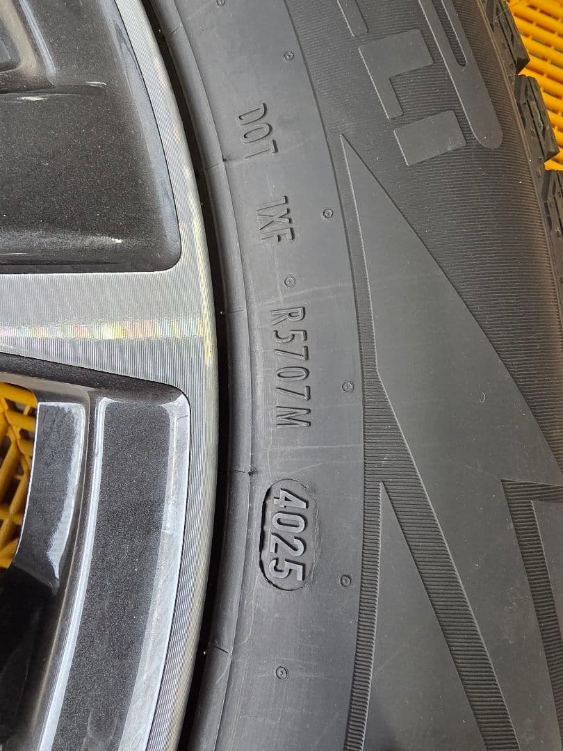 【ピグレット出品】スタッドレスタイヤ225/60R18 ホイールセット