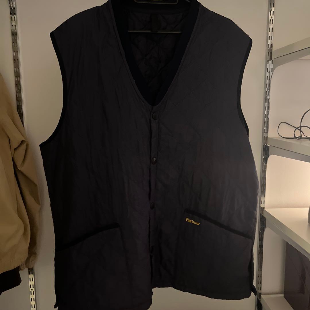 バブアー BARBOUR　ワンポイント 刺繍ロゴ　ベスト ライトダウンベスト