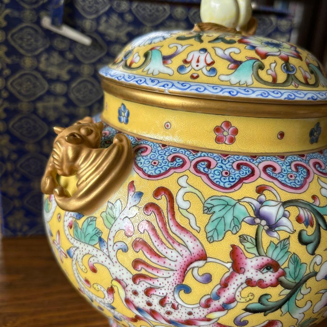 中国故宮博物院で購入した土産品 陶器の蓋付き容器 花と鳳凰の模様