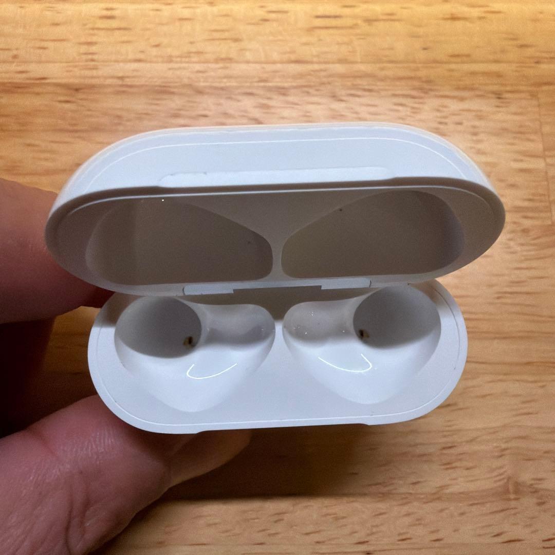 AirPods4 A3053 Apple Store購入品　ケース付き