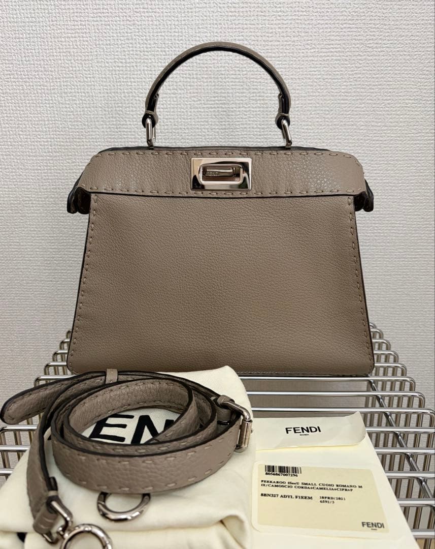 FENDI セレリア ピーカブー アイシーユー スモール コルダ