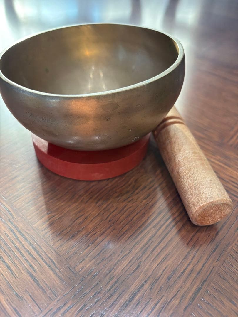 アマナマナ真鍮製シンギングボウル台座とスティックのセットです