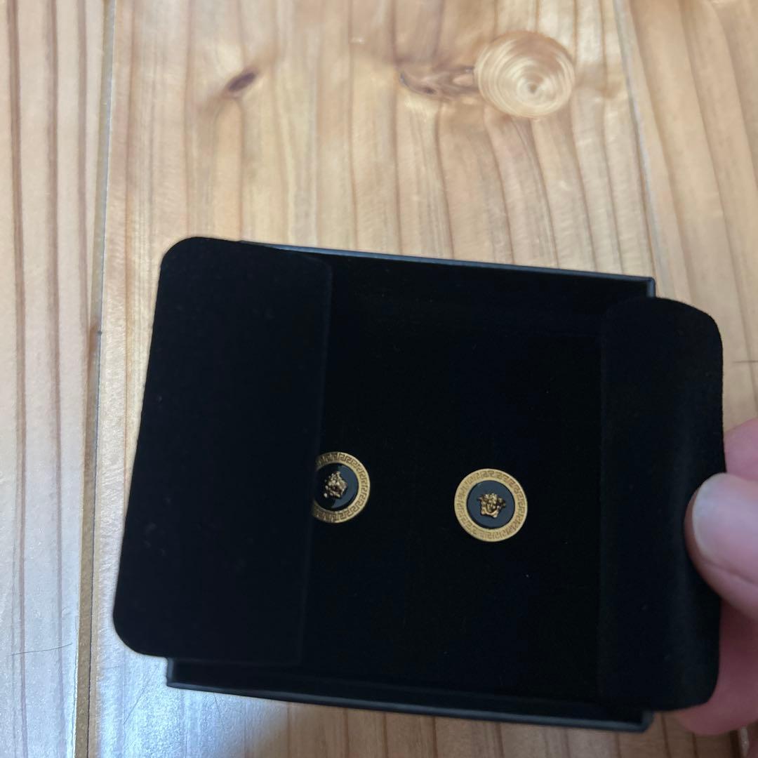 VERSACE ロゴ入り金メッキスタッドピアス