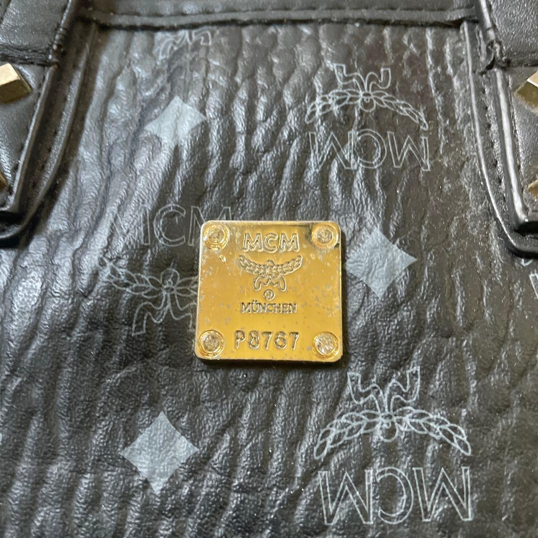 ブラックエンボスハンドバッグmcm
