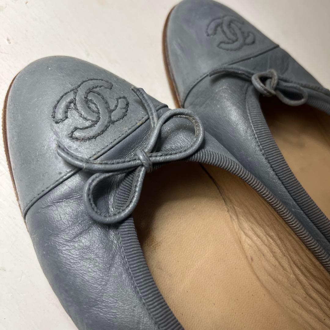 CHANEL グレー フラットシューズ