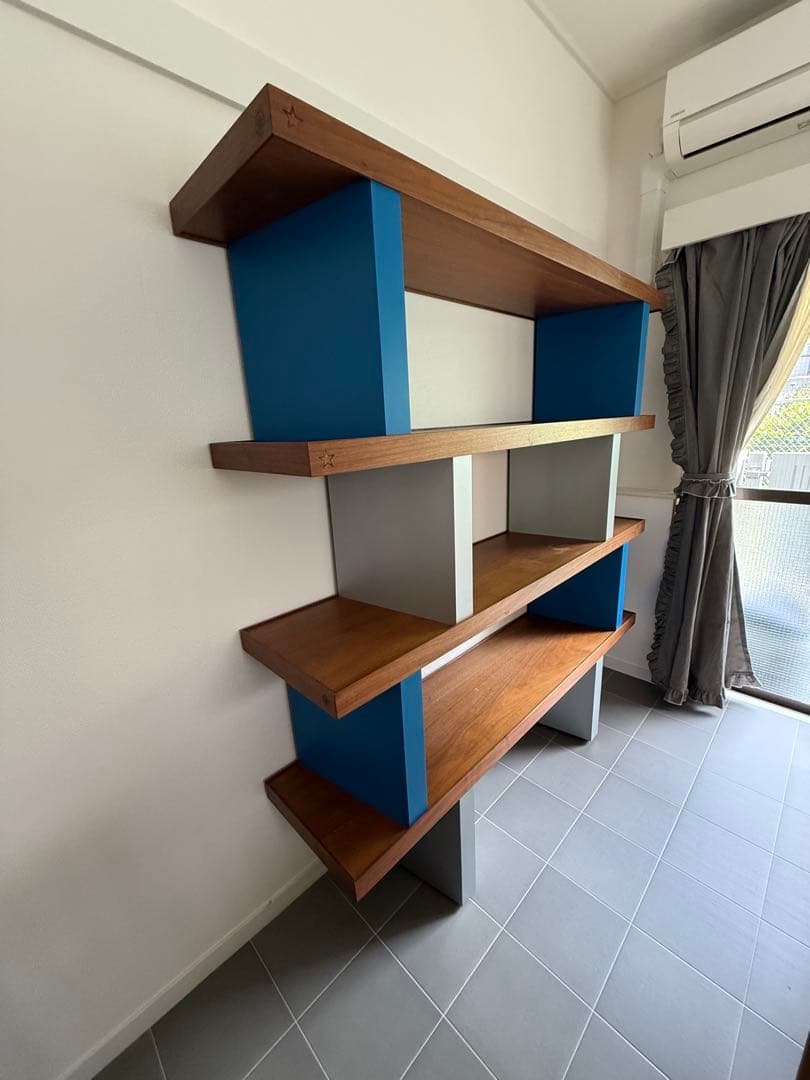 オープンシェルフ 青と木目調