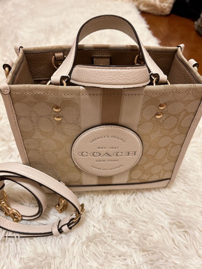 【お値下げ中】 COACH ロゴ入り ベージュバッグ