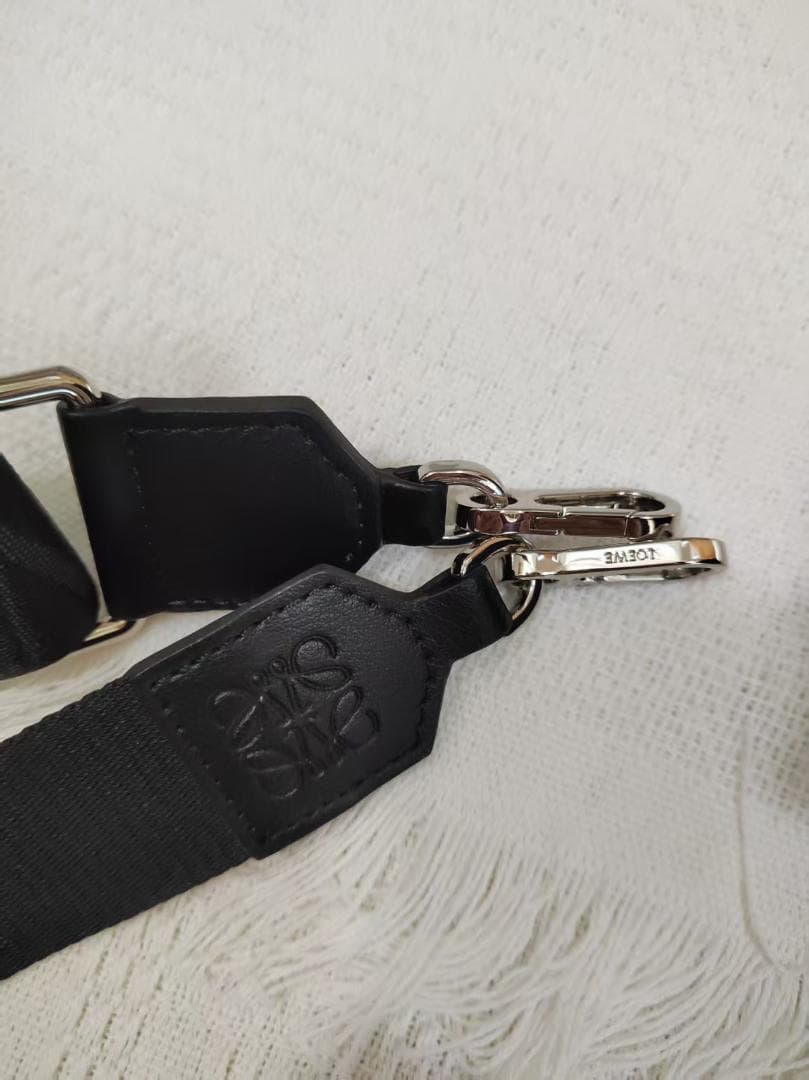 L☆OEWE ブラック ボディバッグ