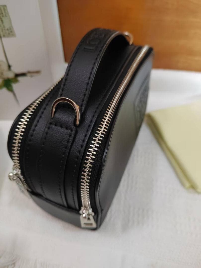 L☆OEWE ブラック ボディバッグ