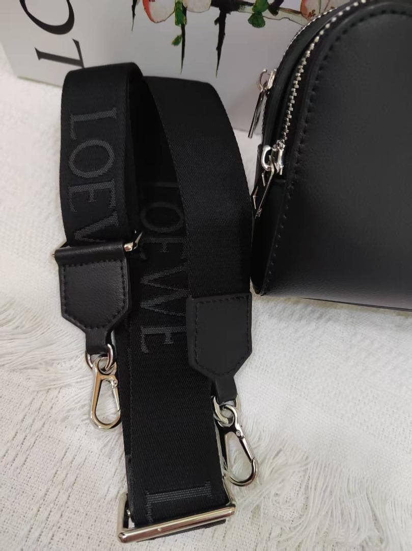 L☆OEWE ブラック ボディバッグ