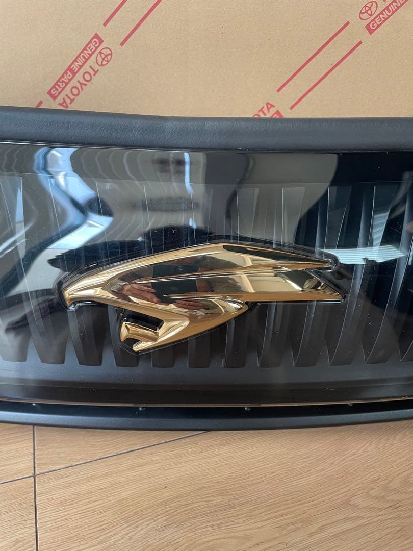 TOYOTA ハリアー　60 フロントグリル ブラック ゴールドエンブレム