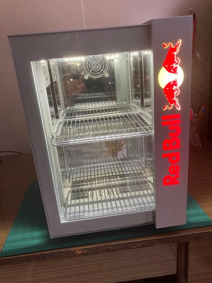 レッドブル冷蔵庫￼