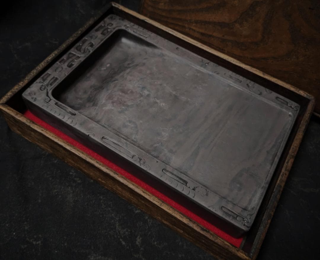 ■端渓硯■饕餮文彫琢の長方硯■玳瑁班・青花・金線■約8吋■古い合木箱