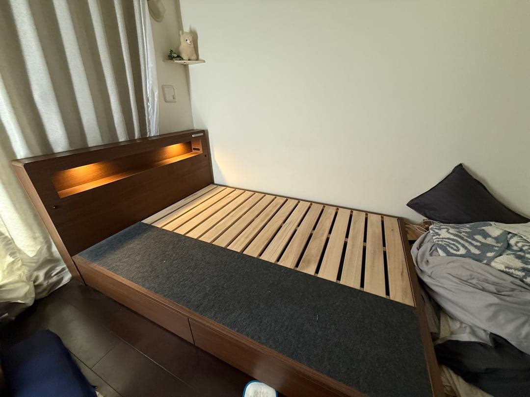 シモンズ収納豊富なダブルベッドフレーム 照明付き(希望であればマットつけます)