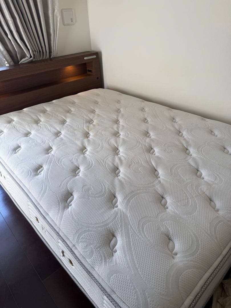 シモンズ収納豊富なダブルベッドフレーム 照明付き(希望であればマットつけます)