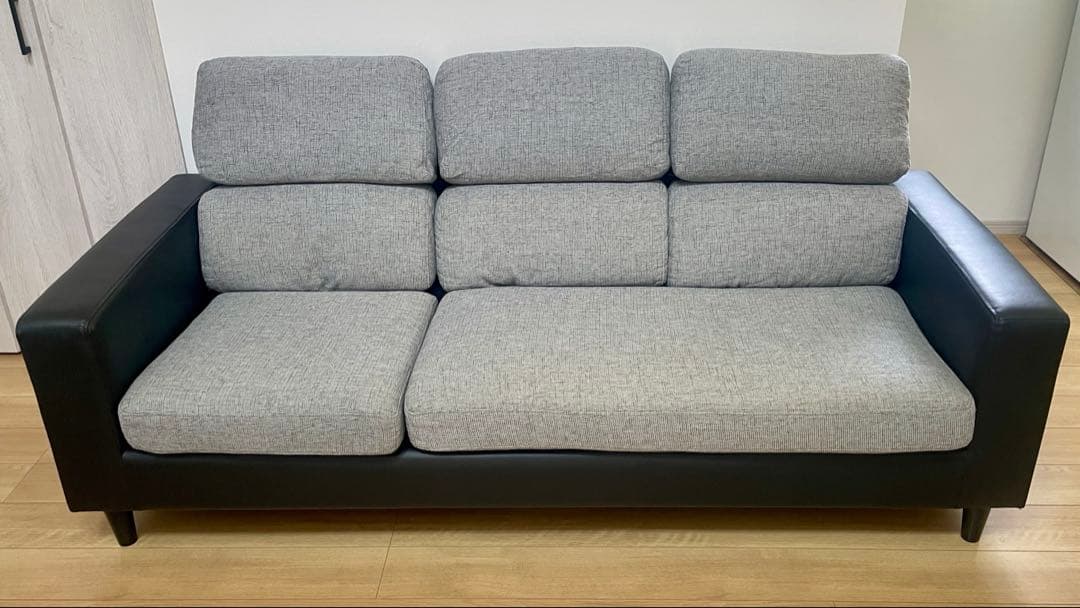 倉神まん【引取り優先】グレー×ブラックの3人掛けソファ＋オットマン