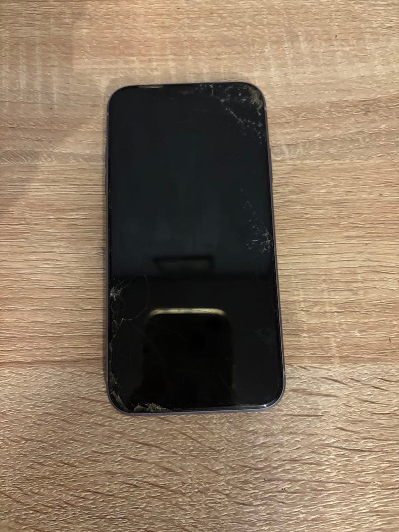 Apple iPhone 11 パープル 画面にひびあり