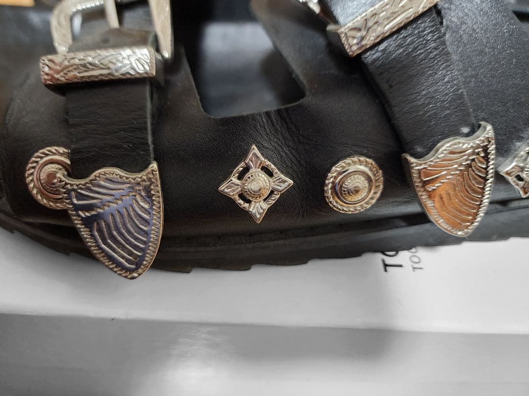 じ*様 【付属付確実正規】TOGA ブラック サンダル メタル装飾