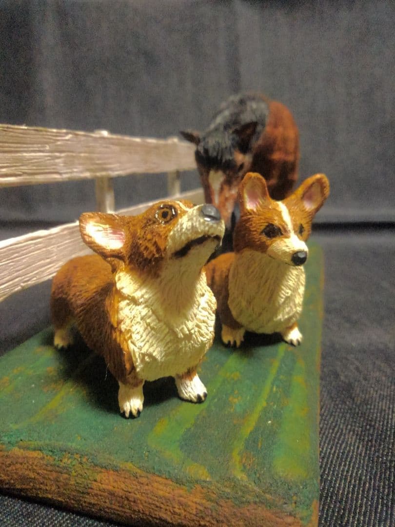 木彫りのコーギー2匹と馬