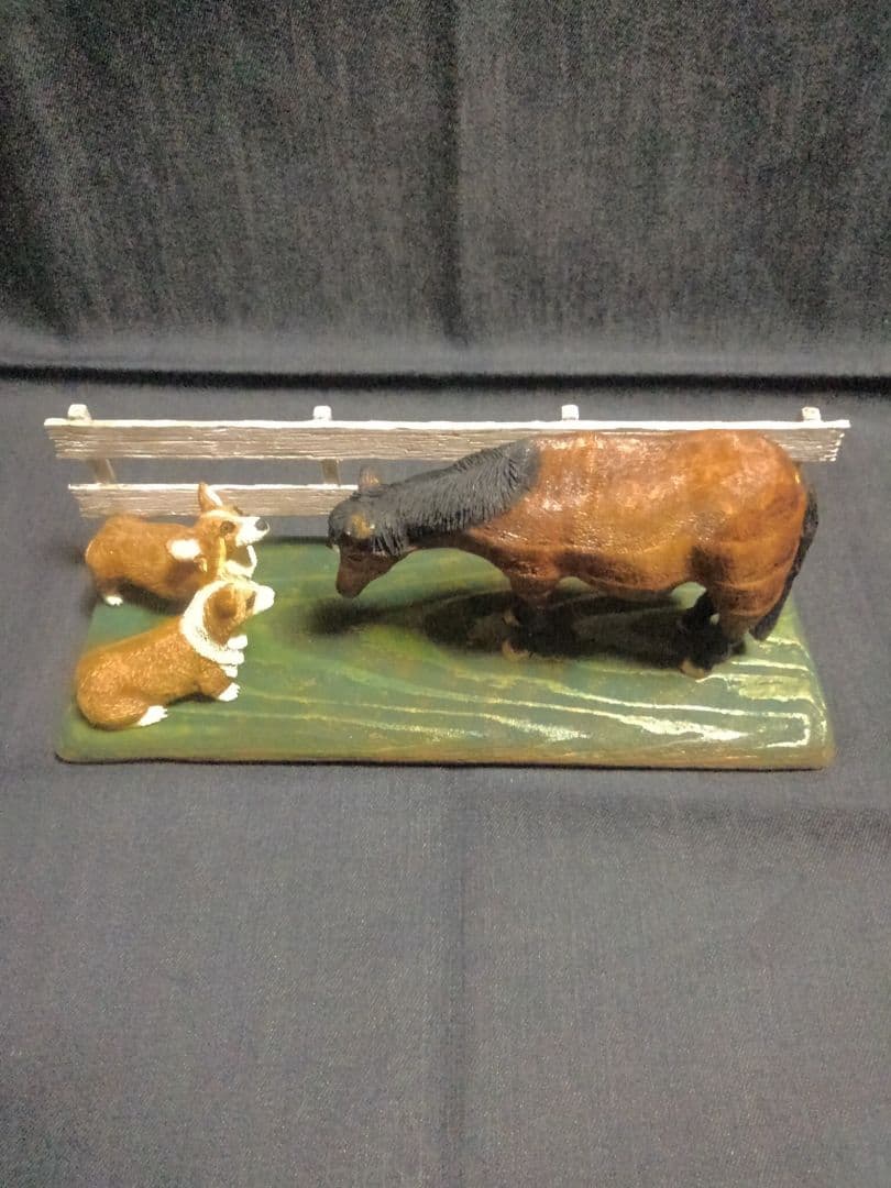 木彫りのコーギー2匹と馬