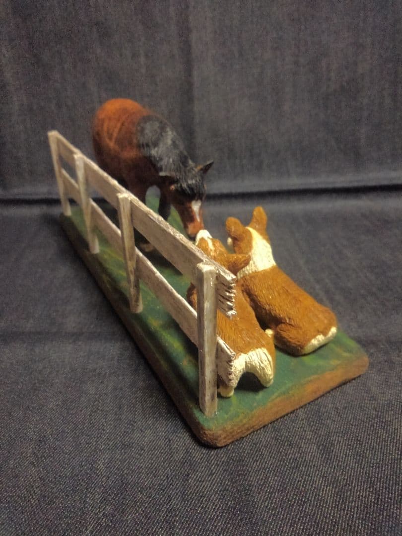 木彫りのコーギー2匹と馬