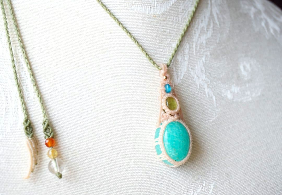 《萌え出づ》高品質アマゾナイト　ペリドット　ブルーアパタイト　マクラメネックレス