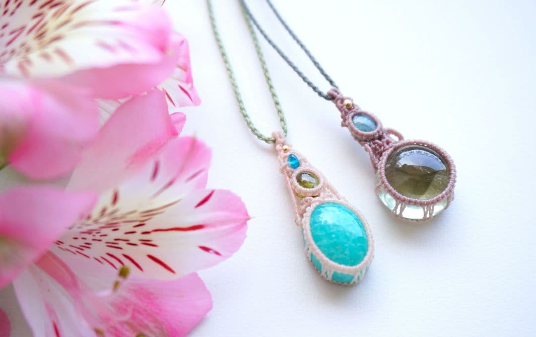 《萌え出づ》高品質アマゾナイト　ペリドット　ブルーアパタイト　マクラメネックレス