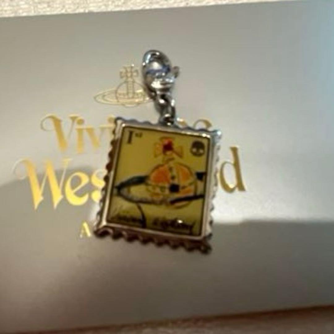保証書付　ヴィヴィアン・ウエストウッド 切手モチーフ チャーム 未使用