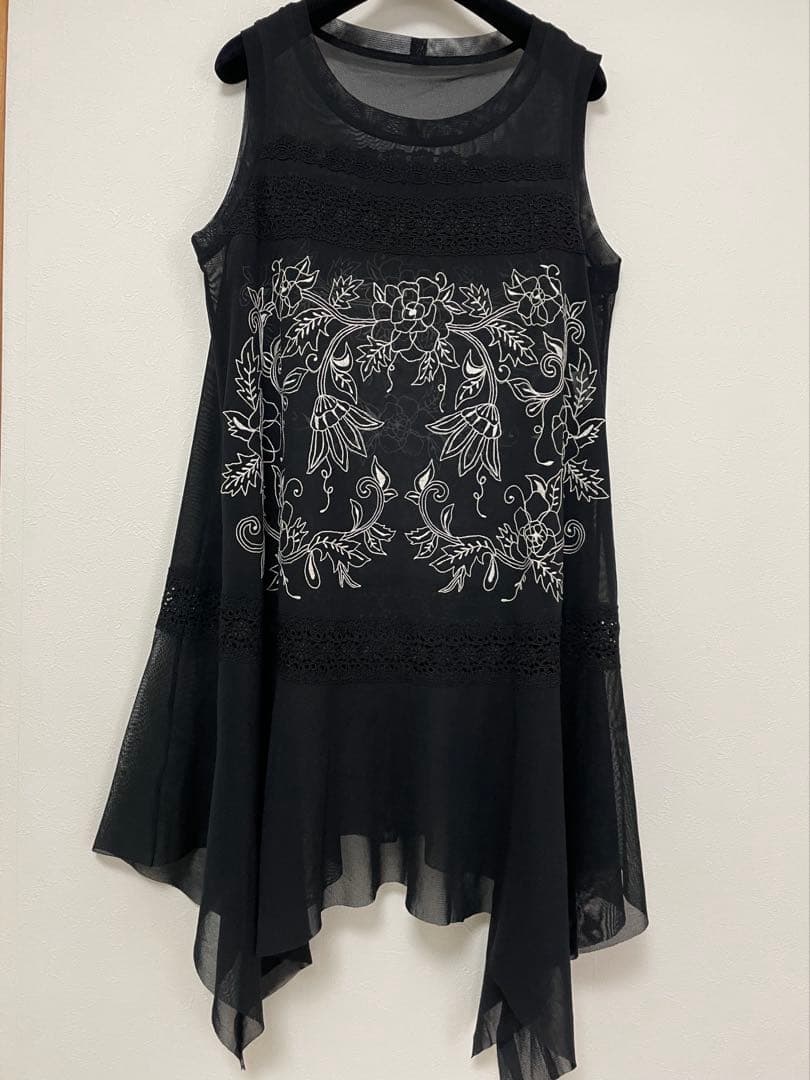 TOKUKO 1er VOL 黒い刺繍ノースリーブチュニック