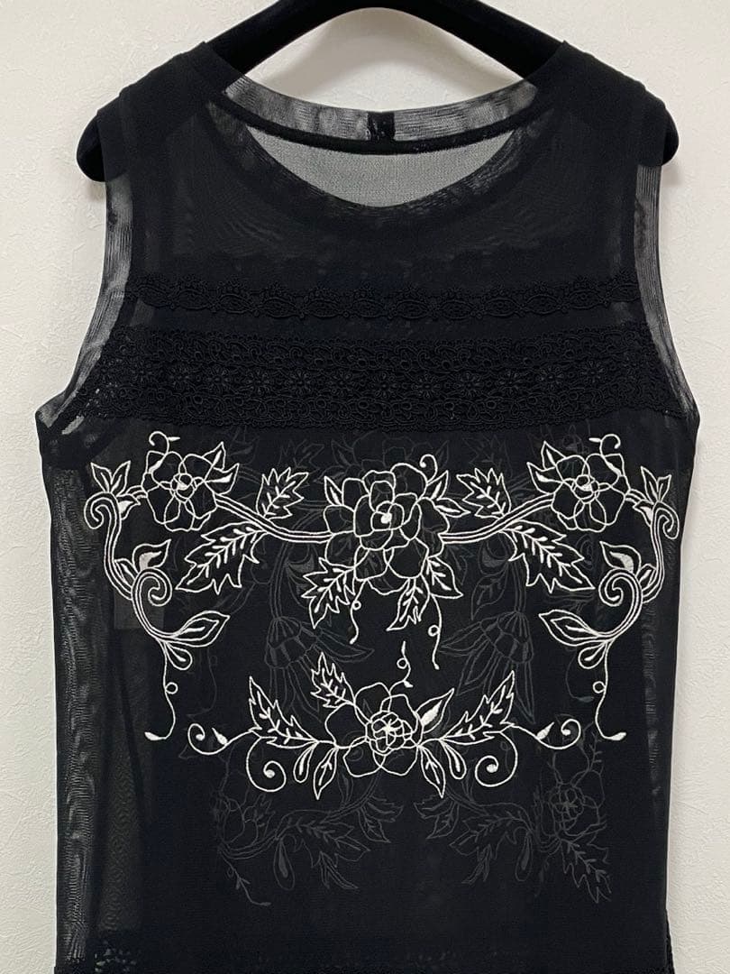 TOKUKO 1er VOL 黒い刺繍ノースリーブチュニック