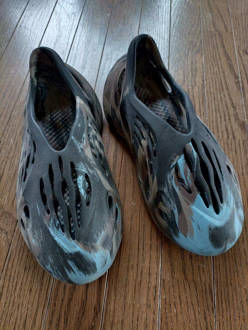 アディダス　イージーフォームランナー　シンダー