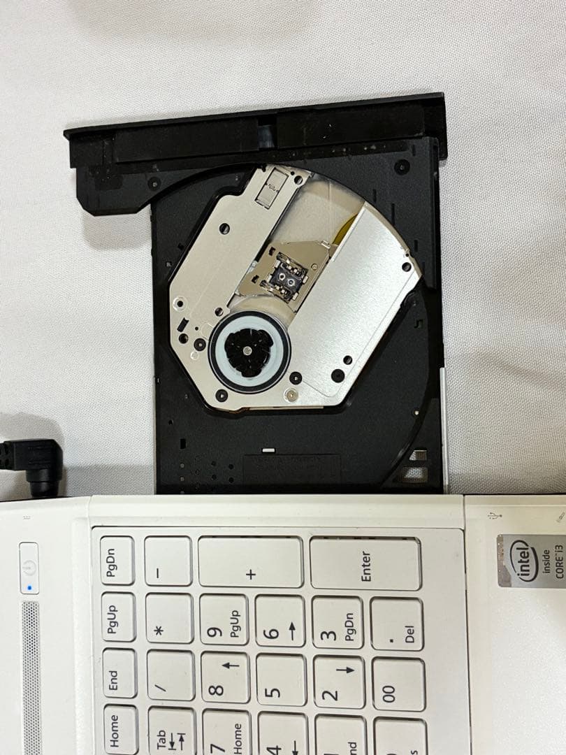 富士通ノートPC ホワイト　LIFEBOOK AH45/S FMVA45SWP