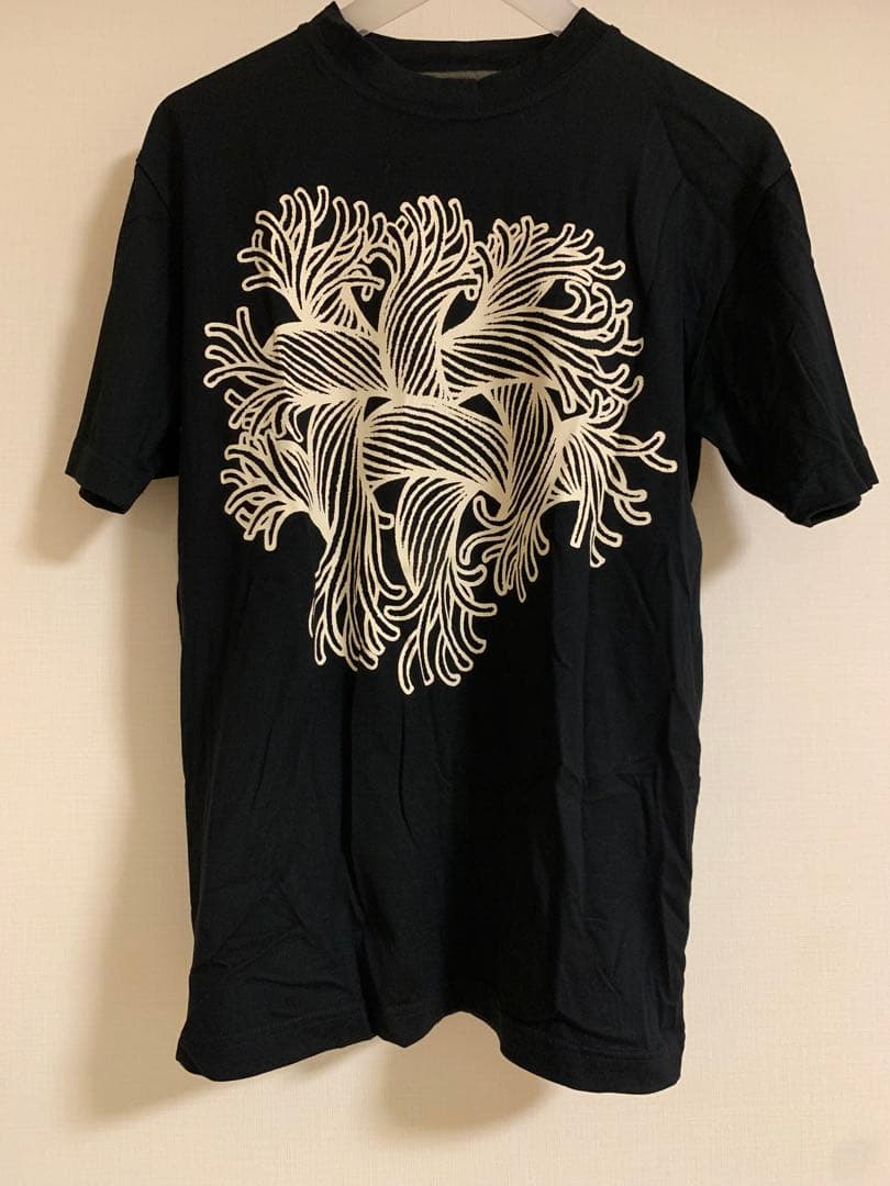 NEMETH ブラックTシャツ 抽象模様