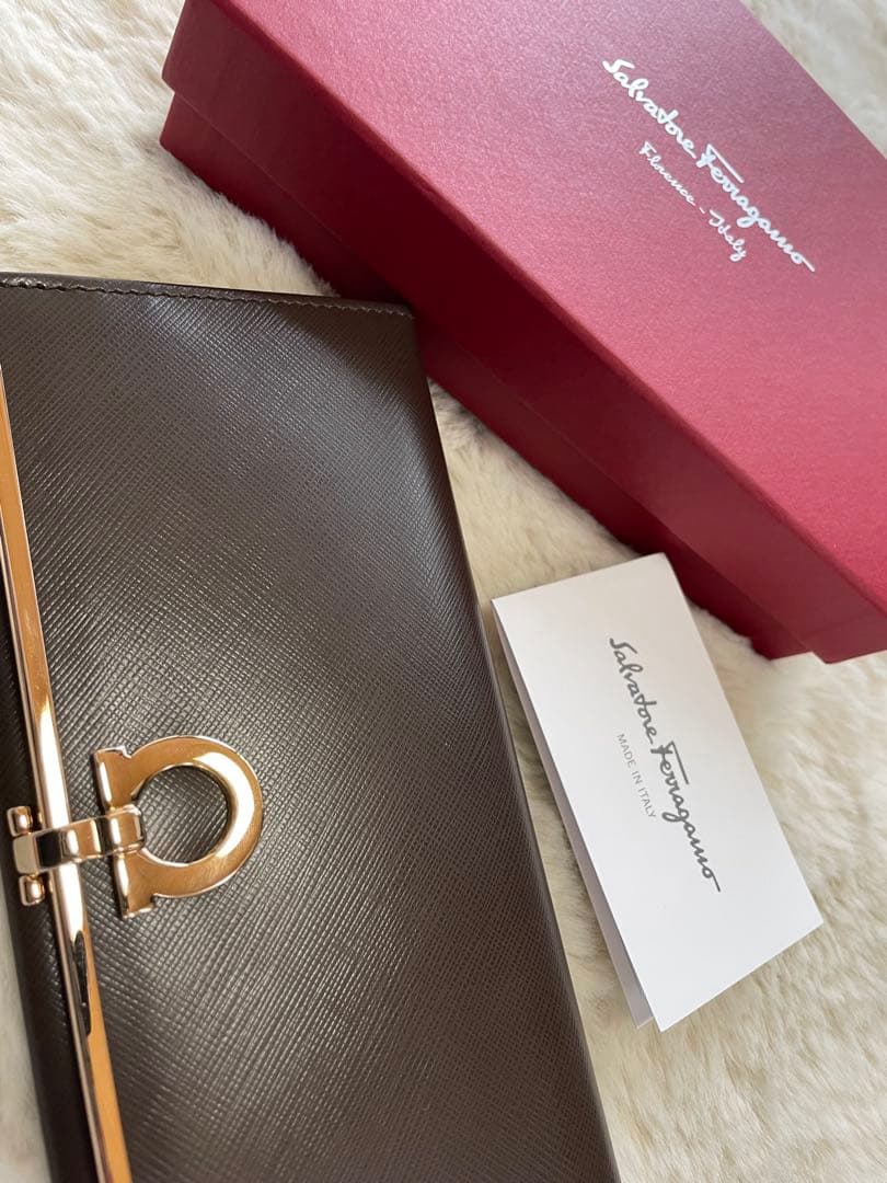 Salvatore Ferragamo ブラウン長財布
