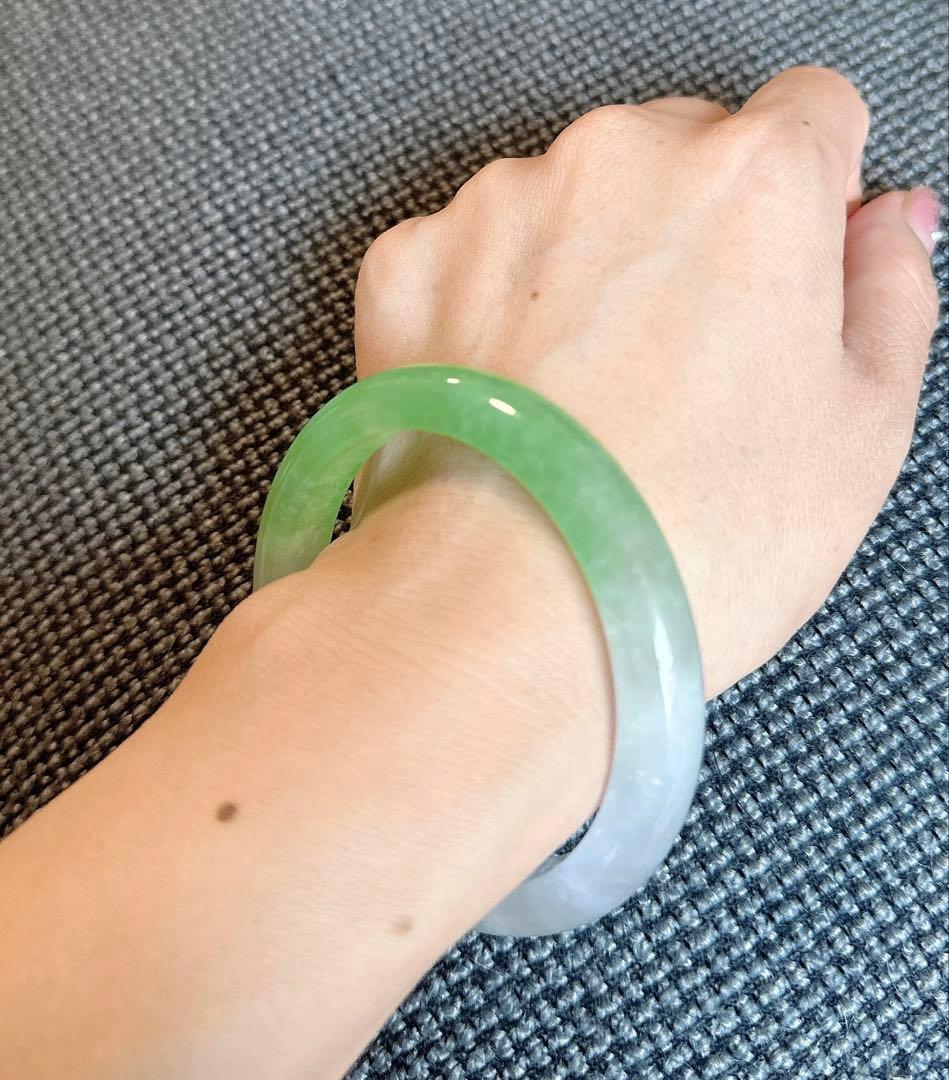 翡翠 ヒスイバングル 薄グリーンと薄グレーのグラデーション