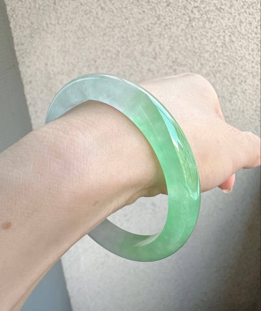 翡翠 ヒスイバングル 薄グリーンと薄グレーのグラデーション